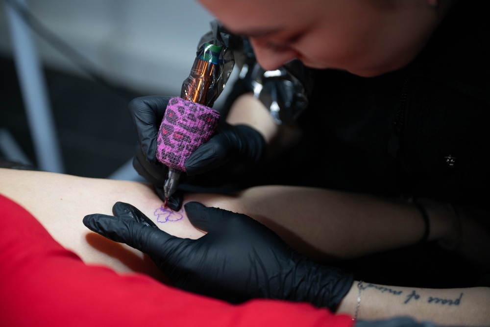 Tatuaggi fineline: significato, stili e cosa sapere prima di farli